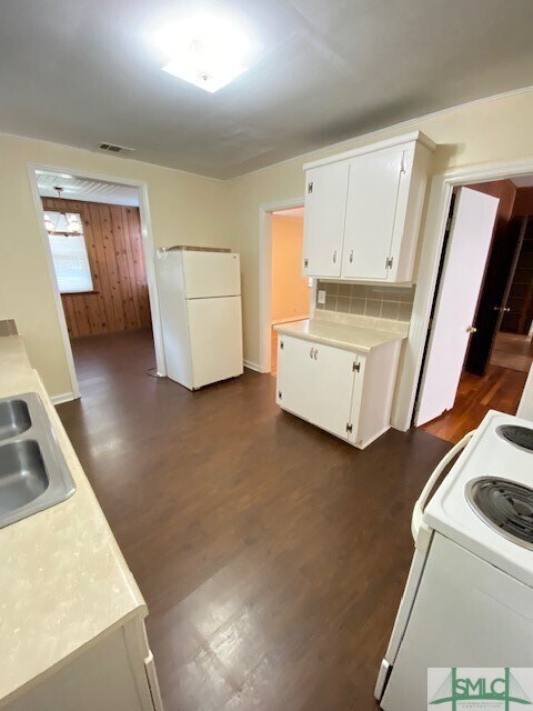Building Photo - 107 Evora St