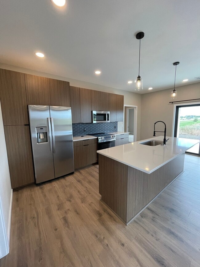Building Photo - 328 E Blue Bell Dr