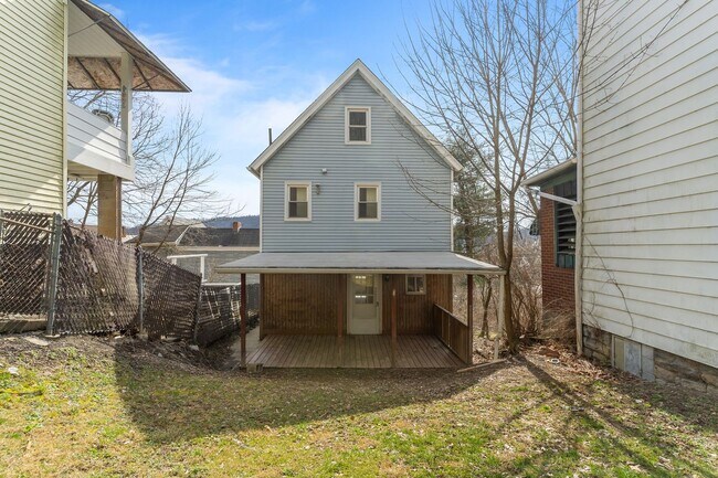 Building Photo - Beautiful Home with Central Air and Main F...