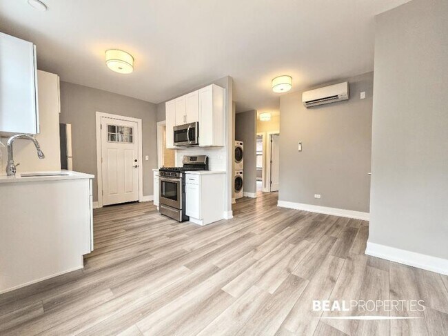 Building Photo - 2 bedroom in CHICAGO IL 60613