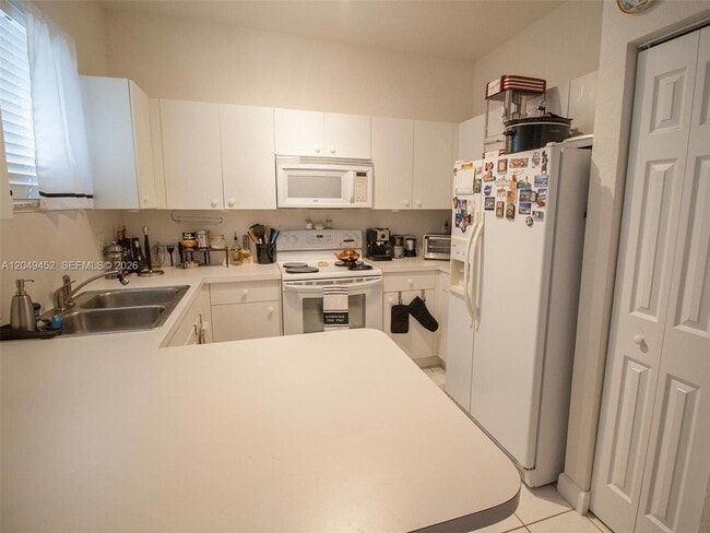 Foto del edificio - 2728 NE 3rd Ct