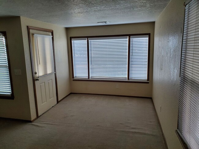 Building Photo - 2 bed 1 bath house with central heat and a...