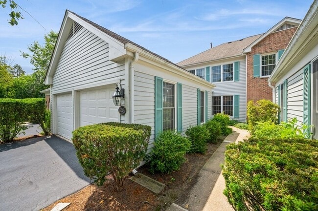Building Photo - Gorgeous & Spacious Lincolshire Townhouse ...