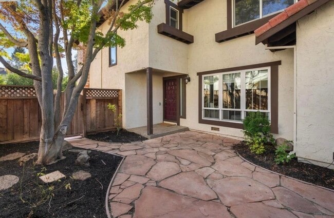 Foto del edificio - 725 Old Creek Rd