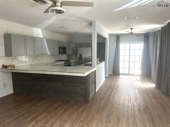 Foto del edificio - 1811 Victory Ave