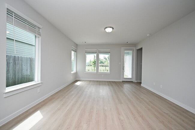 Foto del edificio - 33019 School Hl Rd