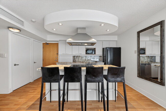 Building Photo - 550 Queens Quay W