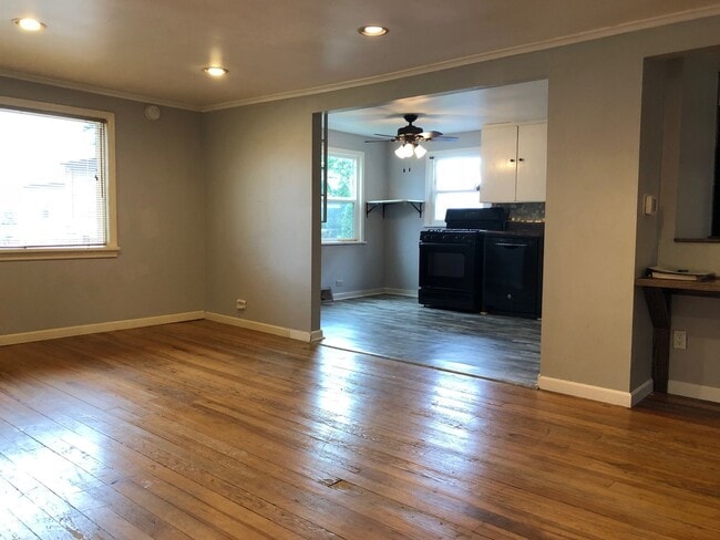 Building Photo - Beautiful 4 bed 2 bath Greenwood Home for ...