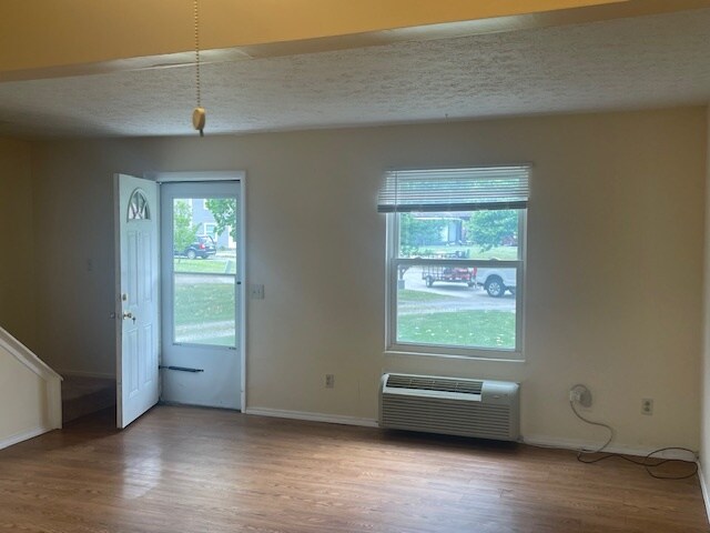 Building Photo - 933 Dawn Ct