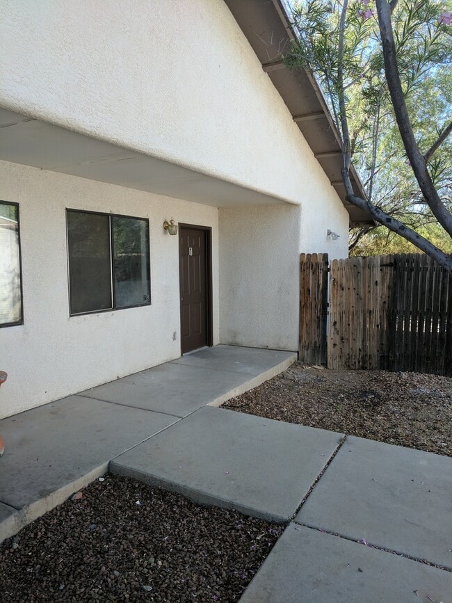 Building Photo - 2 Bedrooms and 2 Bath Rental