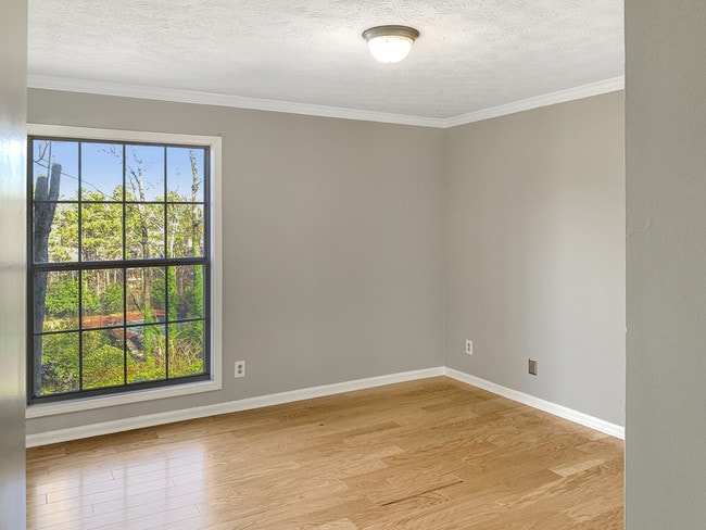 Building Photo - 2905 Seven Pines Ln Unit 202