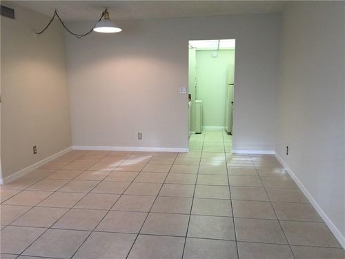 Building Photo - 10035 Twin Lakes Dr