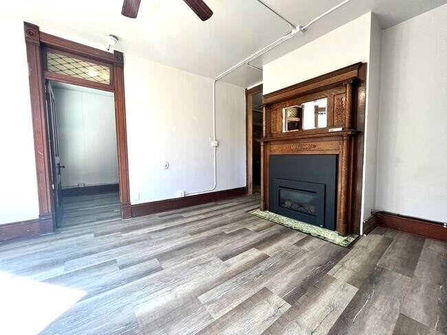 Foto del edificio - Light Filled Top Floor 1 Bedroom in Unbeatable Hip Strip Location!