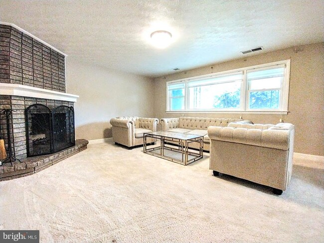 Building Photo - 2850 Eastwood Dr