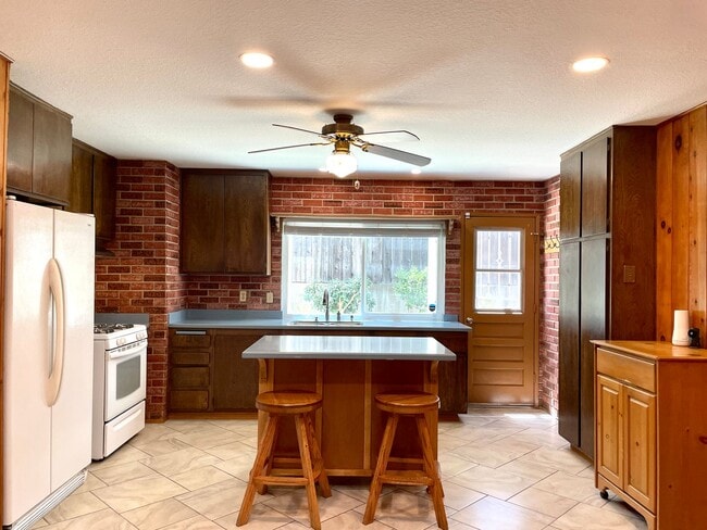 Building Photo - Great 4B/2BA w/ Large Kitchen & Beautiful ...