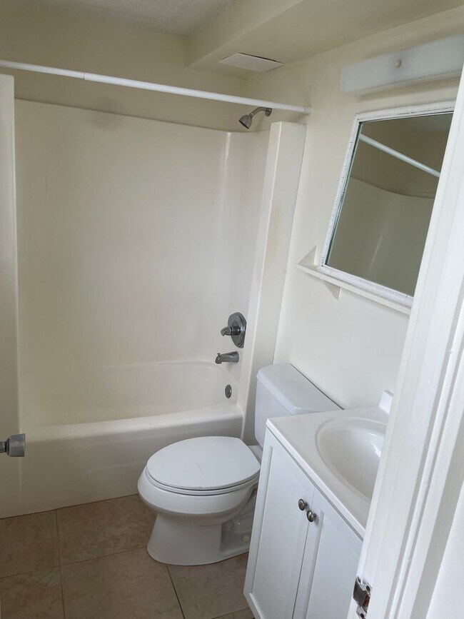 Building Photo - 2BR/2BA with lanai and spectacular ocean v...
