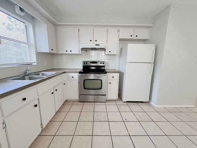 Building Photo - 2 BED/1 BATH AVAILABLE NOW!