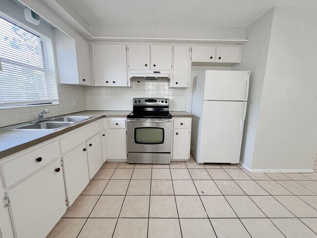 Foto del edificio - 2/1 COMING SOON!