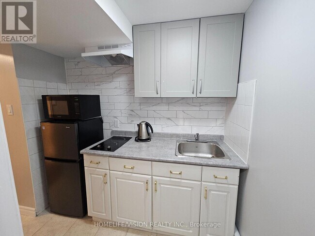 Building Photo - 596 Skinner Ave