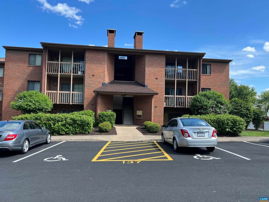 137 Green Turtle Ln Unit 1, Charlottesville, VA 22901 Condo for Rent