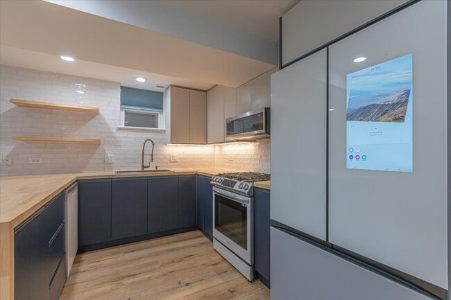 Foto del edificio - 1732 W Beach Ave