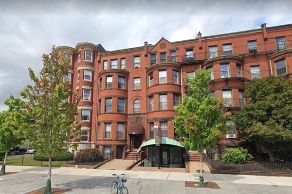Building Photo - 924 Beacon St
