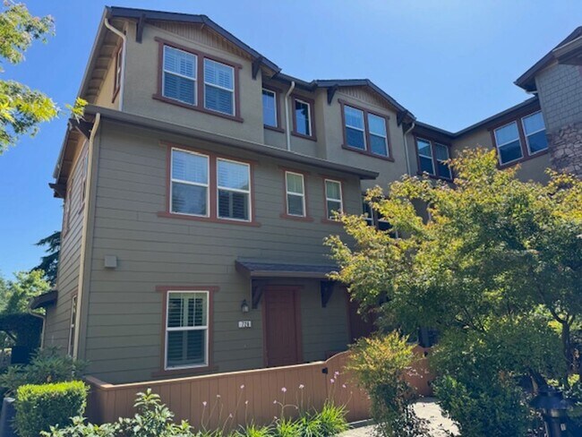 Foto del edificio - Beautiful 3 bedroom, 3 bath Tri-level, END...