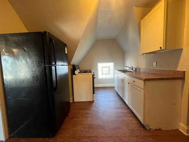 Foto del edificio - 666 Sims Ave