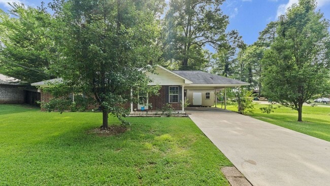 Building Photo - Charming Brick Home