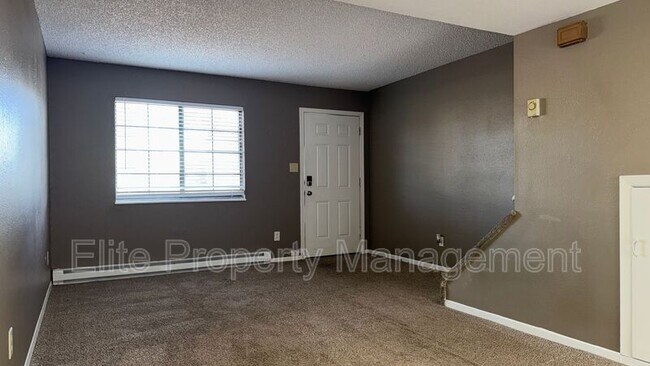 Building Photo - 25 Royal Crest Dr