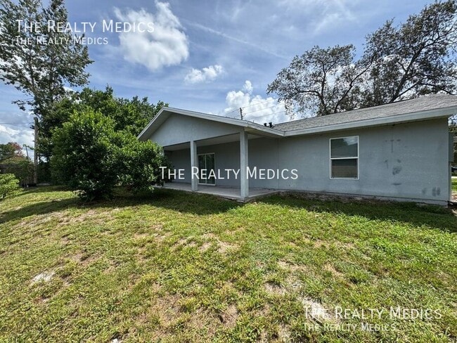 Foto del edificio - 1708 Providence Blvd