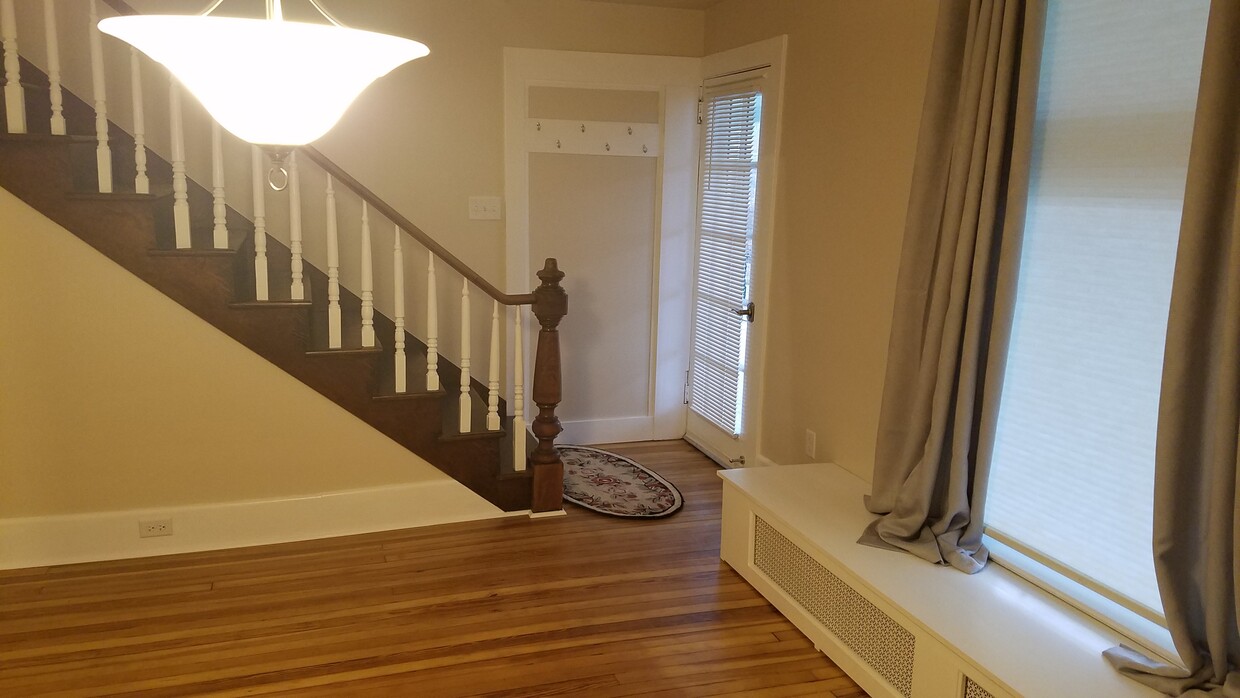 Dining room - 623 W Main St