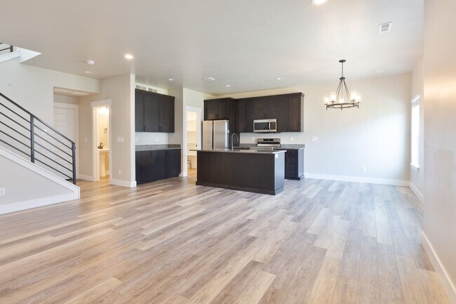 Foto del edificio - AMMON 3 BED 2 BATH TOWNHOME WITH 2 STALL G...