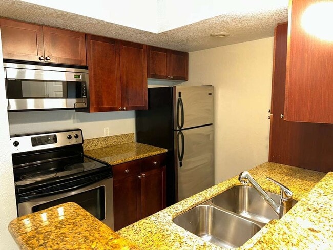 Building Photo - Cozy 2/2 2nd Floor Condo by Millenia Mall! Available Now!