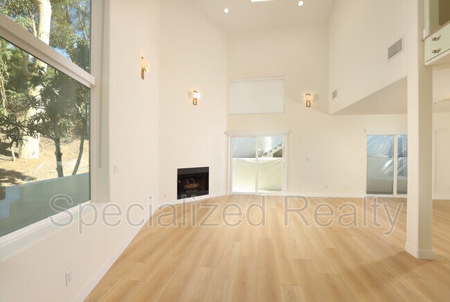 Building Photo - 1827 Hill Dr