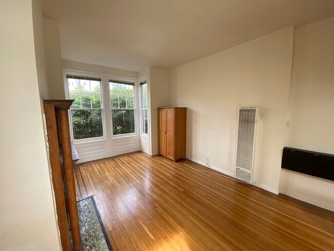 Building Photo - 3057 Sacramento St