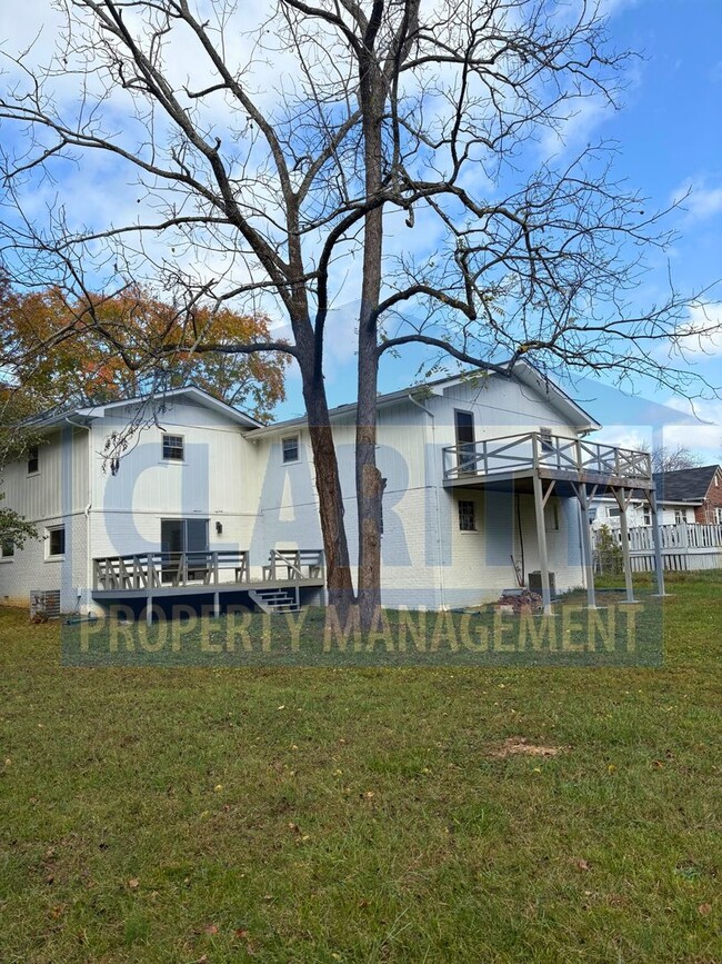 Foto del edificio - Charming two story home with garage and la...