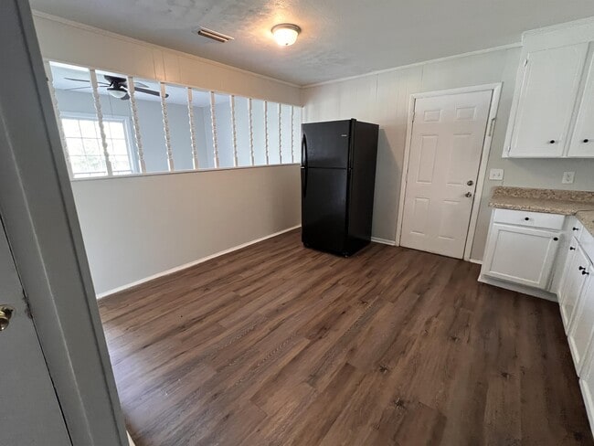 Building Photo - 106 Whiteoak Cir