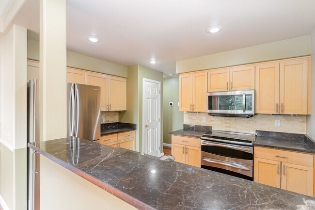 Foto del edificio - Town house available in desirable woodinville