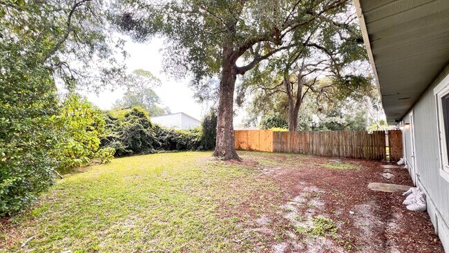 Foto del edificio - 3/2 Duplex in DeLand Available Now!
