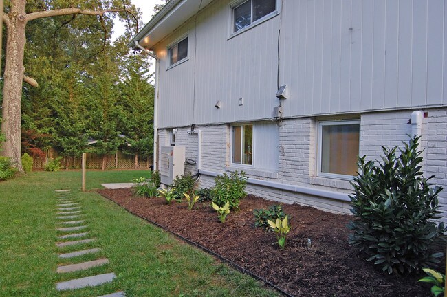 Private Entry - 11829 Falls Rd