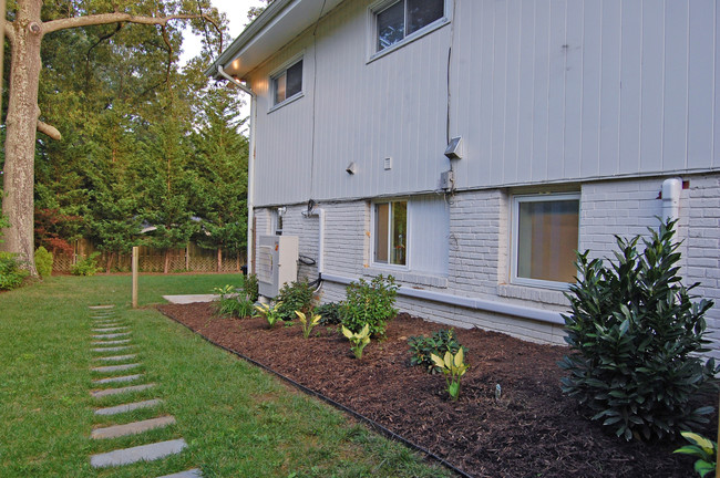 Private Entry - 11829 Falls Rd