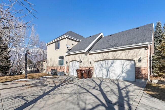 Building Photo - 340 E Ridge Dr