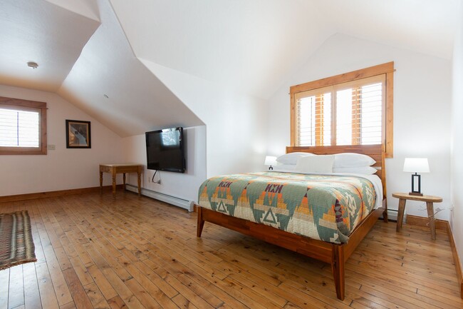 Building Photo - Fully Furnished Loft Near Hyalite