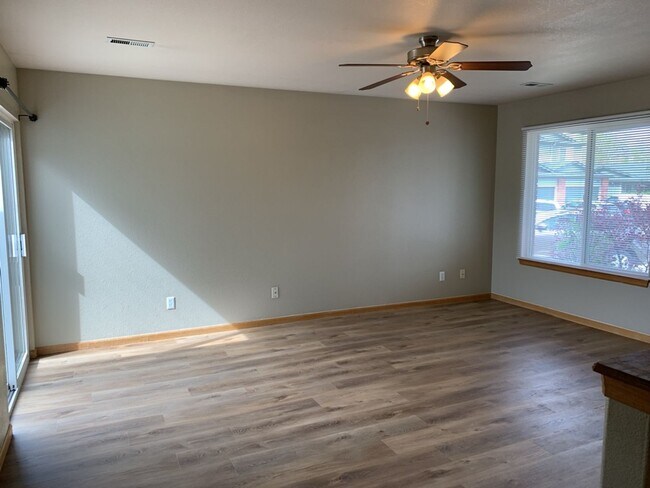 Foto del edificio - STUDENTS WELCOME! 3 Bed, 2 Bath Duplex in West Fort Collins close to Foothills