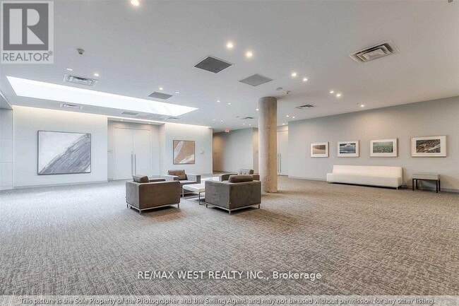 Photo du bâtiment - 637 Lake Shore Blvd W