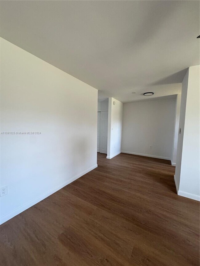 Foto del edificio - 2440 NE 188th St