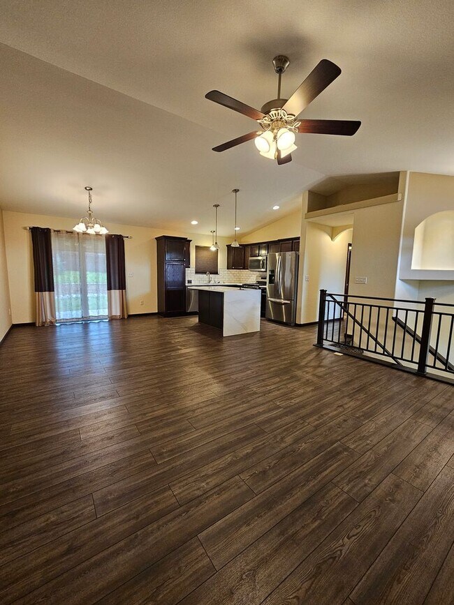 Foto del edificio - 3 BED | 2.5 BATH | SPLIT-FOYER HOME | DOUB...