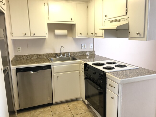 Kitchen - 3005 Highland Rd