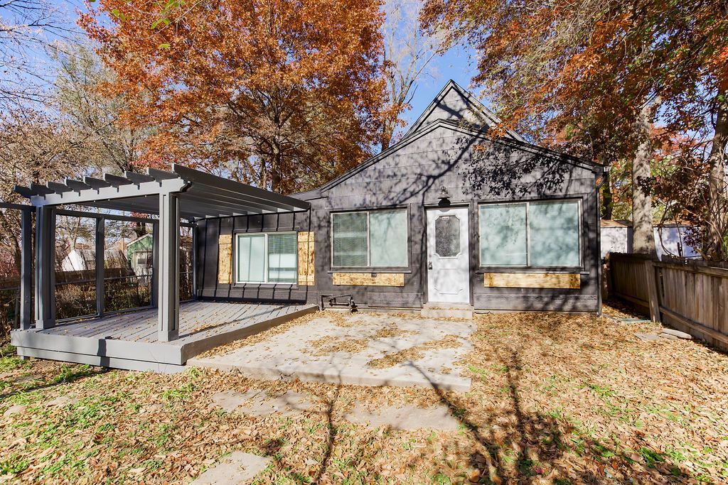 Primary Photo - WALDO GEM 3-Bed plus Bonus - gorgeous fron...